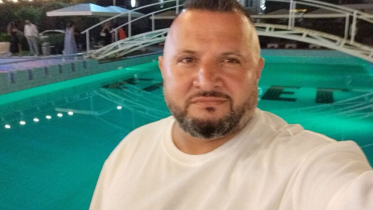 Γυναικοκτονία στη Νέα Σμύρνη: Ο 48χρονος είχε γίνει σκιά της 45χρονης – Το όπλο του συνδέεται με την αλβανική αστυνομία 1 Γυναικοκτονία στη Νέα Σμύρνη: Ο 48χρονος είχε γίνει σκιά της 45χρονης – Το όπλο του συνδέεται με την αλβανική αστυνομία