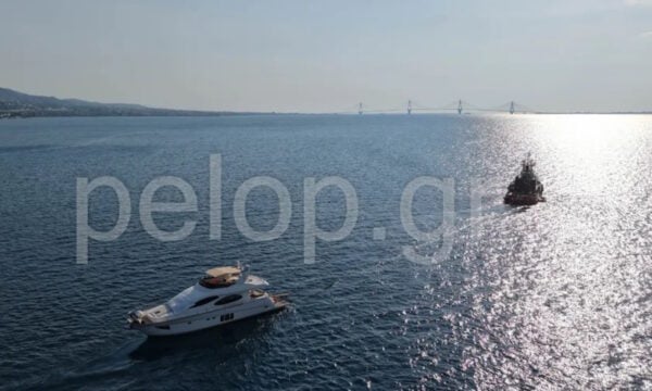 Αχαΐα: Ξεκόλλησε το πολυτελές γιοτ που είχε προσαράξει για 5 μέρες σε αβαθή νερά στο Δρέπανο