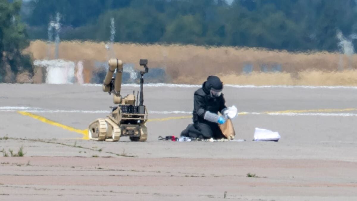 Συναγερμός στο αεροδρόμιο της Λειψίας στη Γερμανία: Νέο drone με εκρηκτικά – Υποψίες για κρατική τρομοκρατία 1 Συναγερμός στο αεροδρόμιο της Λειψίας στη Γερμανία: Νέο drone με εκρηκτικά – Υποψίες για κρατική τρομοκρατία