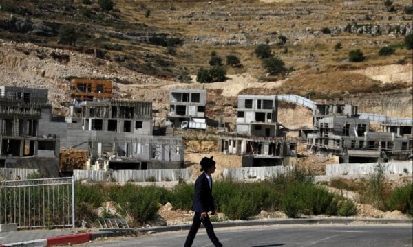 Βρετανία: Ζητά από το Ισραήλ να σταματήσει την επέκταση των εποικισμών στη Δυτική Όχθη