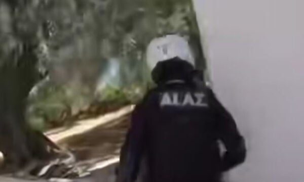 Φωτιά στο Πόρτο Γερμενό: Αστυνομικοί εκκενώνουν σπίτια πόρτα-πόρτα – Βίντεο από τις στιγμές εκκένωσης