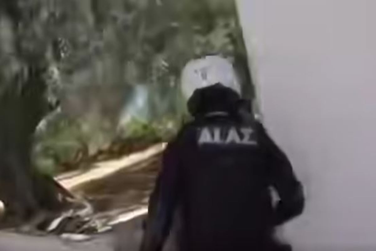 Φωτιά στο Πόρτο Γερμενό: Αστυνομικοί εκκενώνουν σπίτια πόρτα-πόρτα – Βίντεο από τις στιγμές εκκένωσης