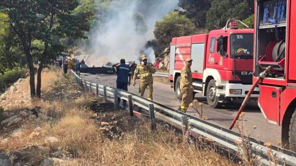 Τραγωδία στην φωτιά στην Ψάθα: Πρώτες εικόνες μετά τη σύγκρουση των πυροσβεστικών ελικοπτέρων – Το σημείο της συντριβής 2 Τραγωδία στην φωτιά στην Ψάθα: Πρώτες εικόνες μετά τη σύγκρουση των πυροσβεστικών ελικοπτέρων – Το σημείο της συντριβής