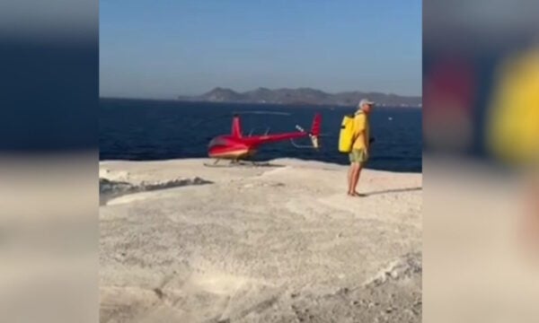 Μήλος: Μετέτρεψαν το Σαρακήνικο σε ελικοδρόμιο – «Πάρκαραν» το ελικόπτερο τους για να κάνουν μπάνιο