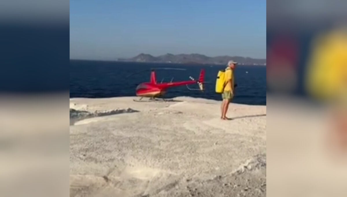 Μήλος: Το Σαρακήνικο έγινε ελικοδρόμιο – «Πάρκαραν» το ελικόπτερο τους για να κάνουν μπάνιο