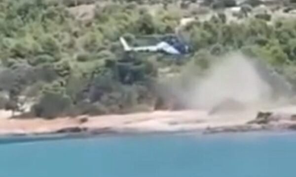 Σπέτσες: Ελικόπτερο προσγειώθηκε σε παραλία μπροστά στους λουόμενους, συνελήφθη ο πιλότος