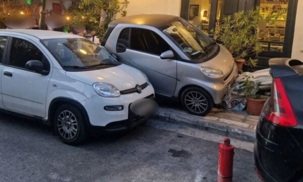 Νέα Ερυθραία: 80χρονος πάτησε γκάζι αντί για φρένο και έπεσε σε τραπεζοκαθίσματα – Από θαύμα δεν υπήρξαν τραυματισμοί