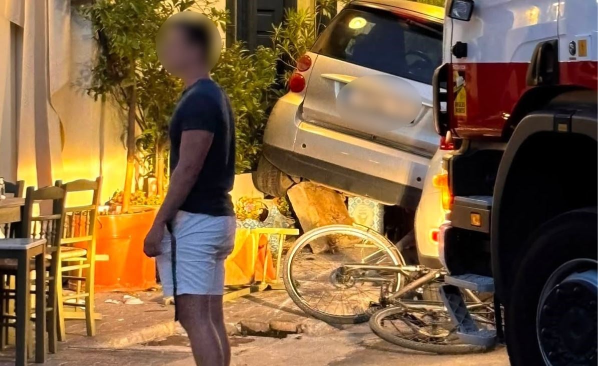 Νέα Ερυθραία: 80χρονος πάτησε γκάζι αντί για φρένο και έπεσε σε τραπεζοκαθίσματα – Από θαύμα δεν υπήρξαν τραυματισμοί