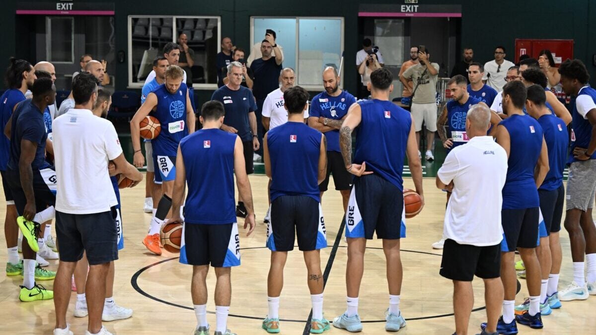 Ο Μάικ Μπατίστ στην προπόνηση της Εθνικής μπάσκετ στο ΟΑΚΑ: Η αγκαλιά με τον Βασίλη Σπανούλη 1 Ο Μάικ Μπατίστ στην προπόνηση της Εθνικής μπάσκετ στο ΟΑΚΑ: Η αγκαλιά με τον Βασίλη Σπανούλη