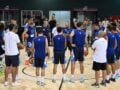 Ο Μάικ Μπατίστ στην προπόνηση της Εθνικής μπάσκετ στο ΟΑΚΑ: Η αγκαλιά με τον Βασίλη Σπανούλη