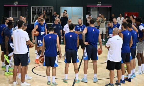 Ο Μάικ Μπατίστ στην προπόνηση της Εθνικής μπάσκετ στο ΟΑΚΑ: Η αγκαλιά με τον Βασίλη Σπανούλη