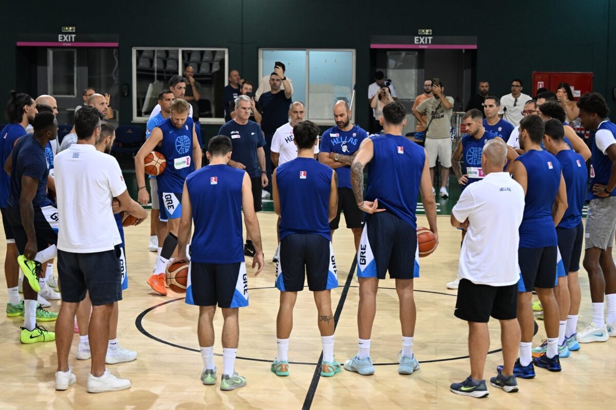 Ο Μάικ Μπατίστ στην προπόνηση της Εθνικής μπάσκετ στο ΟΑΚΑ: Η αγκαλιά με τον Βασίλη Σπανούλη