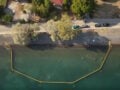 Εύβοια: Μπάνιο με πλωτά φράγματα για μωβ μέδουσες και τσούχτρες – Ελπίζουμε να εξαφανιστούν