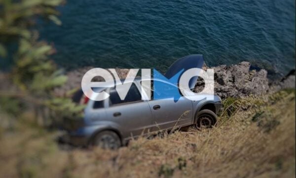 Τροχαίο στην Εύβοια: Αυτοκίνητο έπεσε στα βράχια κοντά στη θάλασσα