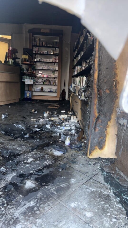 Αρκαδία: Εμπρησμός φαρμακείου στην κάμερα – Οι κινήσεις των δραστών