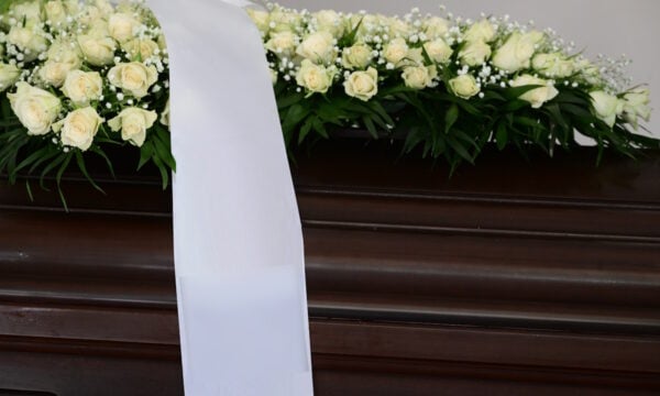 Βούτηξε τα κλειδιά από γραφείο τελετών και έκανε ανενόχλητος κλοπή 13.000 ευρώ