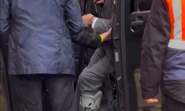Ο Σερ Άλεξ Φέργκιουσον στο ματς της Μάντσεστερ Γιουνάιτεντ με προστατευτική μπότα και μπαστούνι