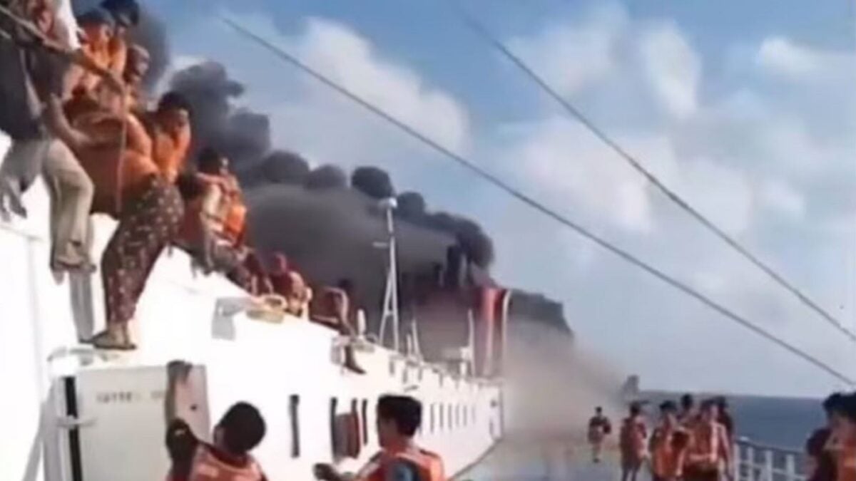 Ινδονησία: Τουλάχιστον 5 νεκροί και 41 αγνοούμενοι από φωτιά σε φέρι 1 Ινδονησία: Τουλάχιστον 5 νεκροί και 41 αγνοούμενοι από φωτιά σε φέρι