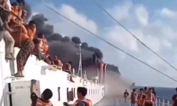 Ινδονησία: Τουλάχιστον 5 νεκροί και 41 αγνοούμενοι από φωτιά σε φέρι