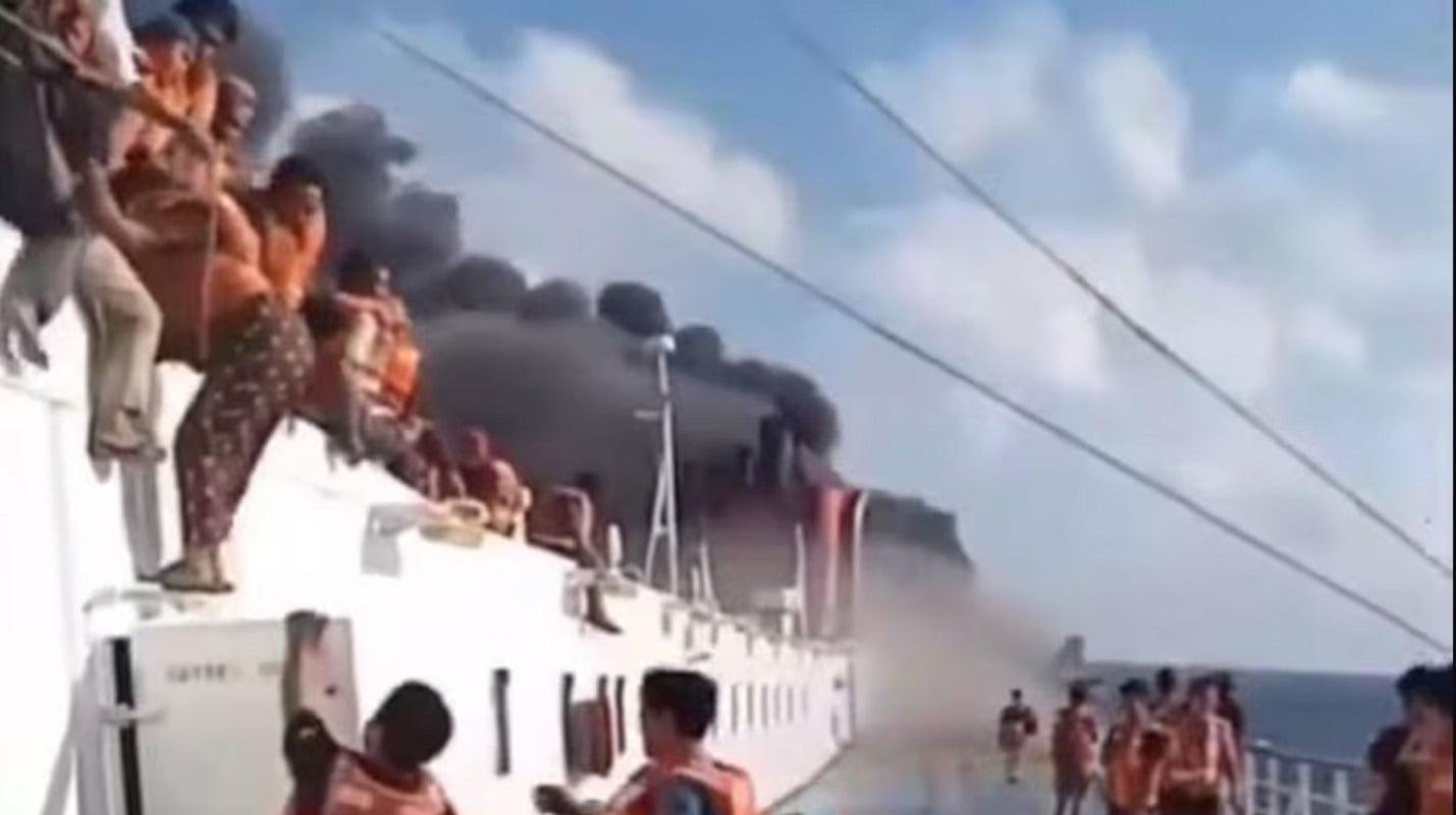Ινδονησία: Τουλάχιστον 5 νεκροί και 41 αγνοούμενοι από φωτιά σε φέρι