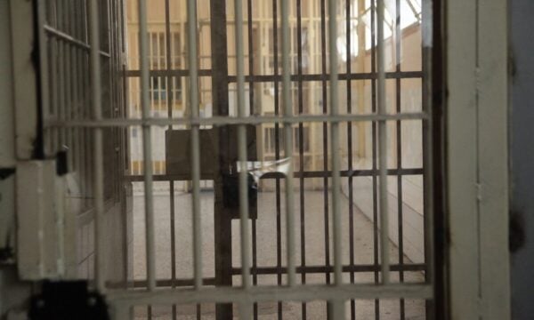 Θεσσαλονίκη: Στη φυλακή 37χρονος για ενδοοικογενειακή βία – Έδωσε κουτουλιά στη σύντροφό του