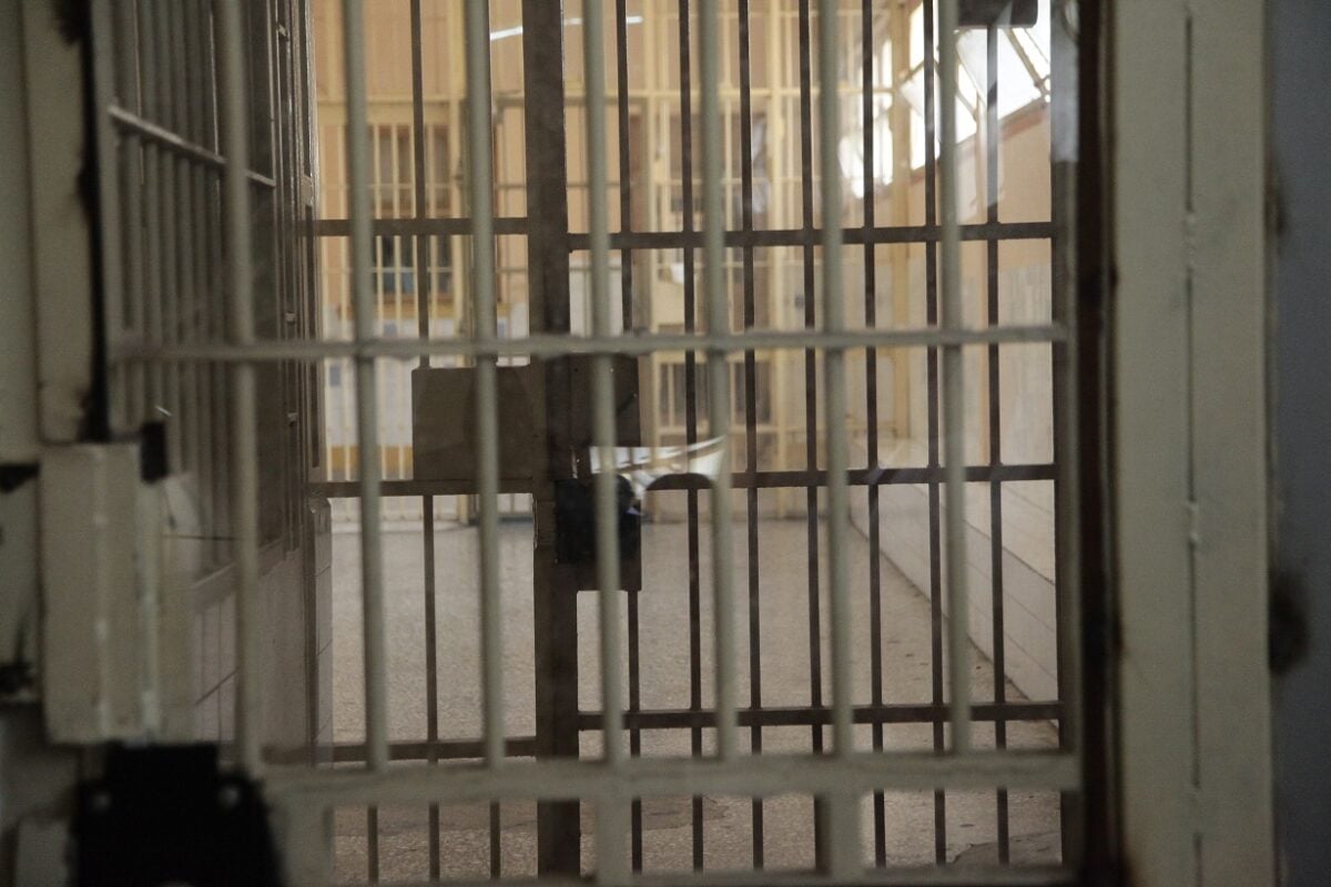 Θεσσαλονίκη: Στη φυλακή 37χρονος για ενδοοικογενειακή βία – Έδωσε κουτουλιά στη σύντροφό του