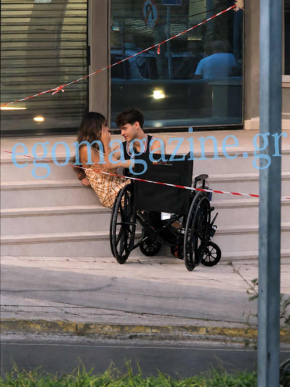 Σταύρος Φλώρος: Δεν κρύβει τον έρωτά του – Φιλιά με τη σύντροφό του (βίντεο) 8 Φλώρος