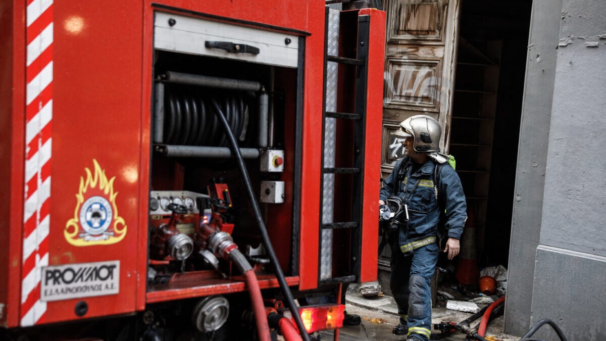 Φωτιά σε κτίριο στην Κουμουνδούρου: Πυροσβέστες απεγκλώβισαν άτομο 1 Φωτιά σε κτίριο στην Κουμουνδούρου: Πυροσβέστες απεγκλώβισαν άτομο