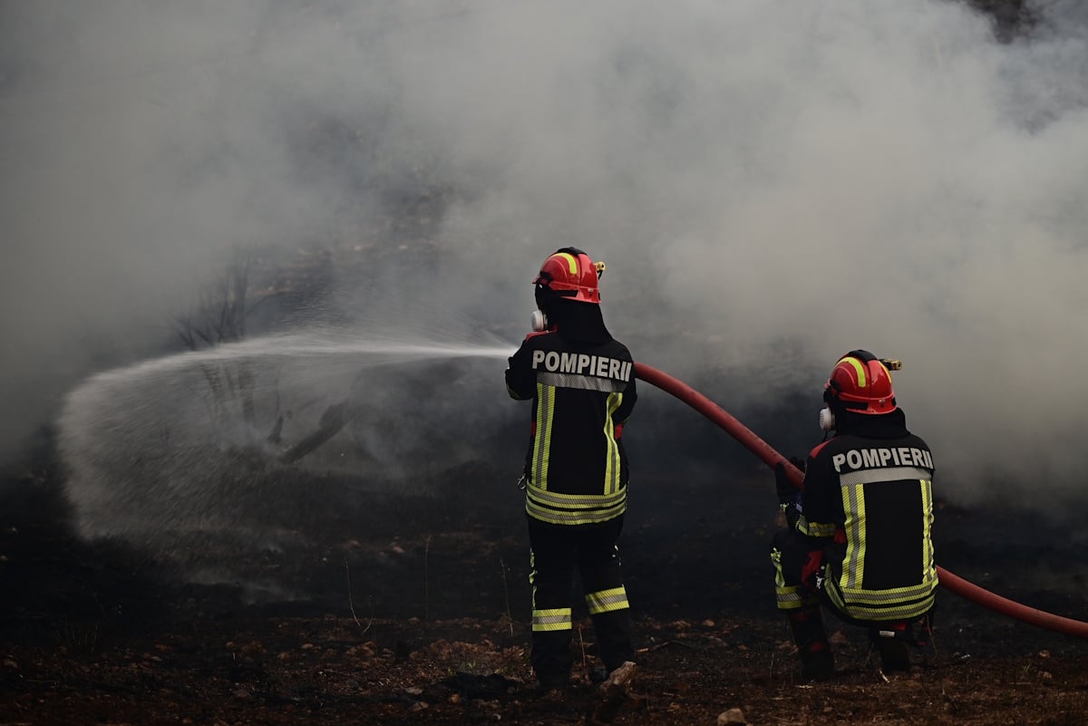 Φωτιά στην Αττική: Οι πυροσβεστικές δυνάμεις επιχειρούν σε πολλαπλές εστίες αδιάκοπα