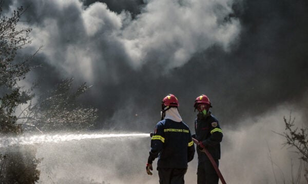 Φωτιά στο Κοκκινόχωμα Καβάλας: 4 αεροσκάφη και ένα ελικόπτερο στη μάχη με τις φλόγες, ήχησε το 112