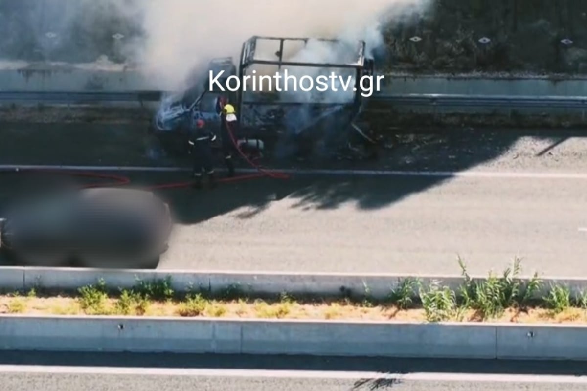 Κιάτο: Φορτηγάκι τυλίχθηκε στις φλόγες εν κινήσει στην Κορίνθου – Πατρών, ο οδηγός πρόλαβε να βγει