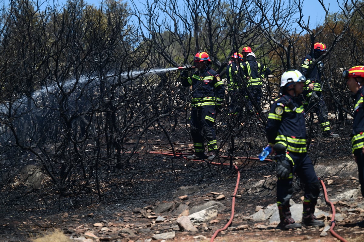 Φωτιά στο Κορωπί: Σηκώθηκαν και 2 εναέρια
