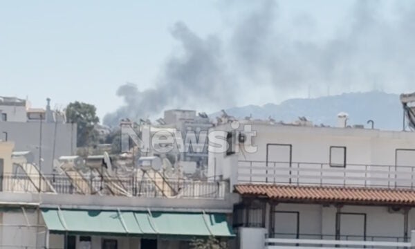 Φωτιά σε πάρκινγκ πολυκατοικίας στο Ψυχικό – Μεγάλη κινητοποίηση της πυροσβεστικής