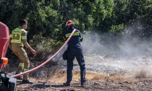 Φωτιά στο Σκάλωμα Φωκίδας – Ρίψεις νερού από 7 αεροπλάνα και 2 ελικόπτερα