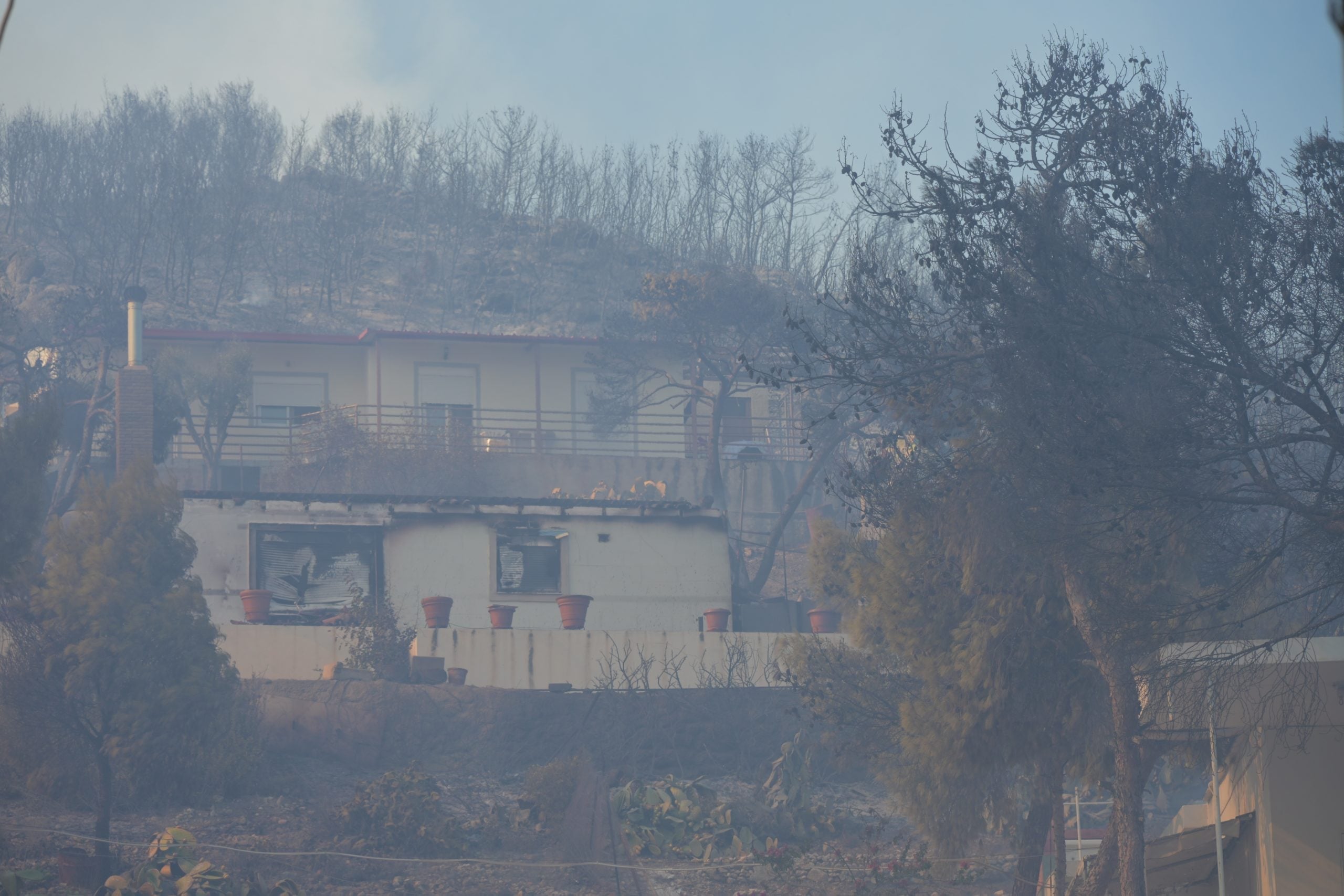 Γεωργιάδης για τις φωτιές στη Σαλαμίνα: 10 περιστατικά με εγκαύματα και συμπτώματα από εισπνοή καπνού