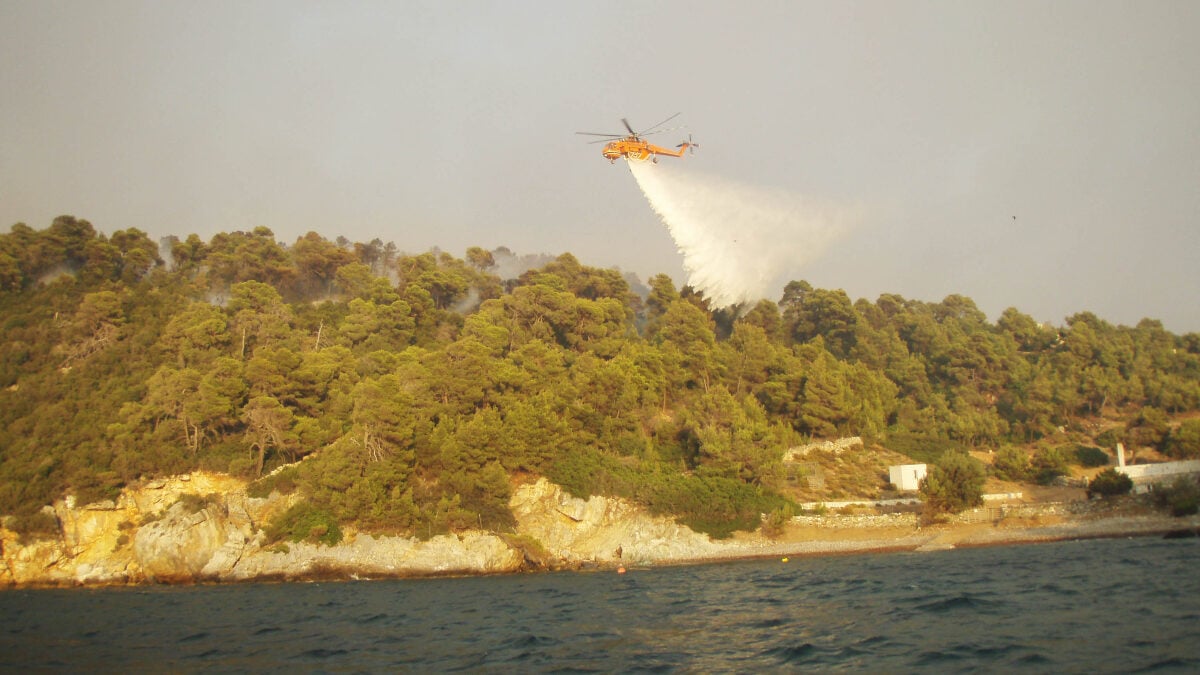 Φωτιά στη Σκύρο: Σηκώθηκαν 4 αεροσκάφη και ένα ελικόπτερο 1 Φωτιά στη Σκύρο: Σηκώθηκαν 4 αεροσκάφη και ένα ελικόπτερο