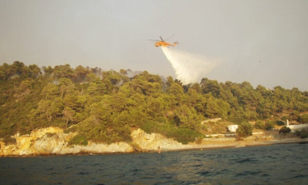Φωτιά στη Σκύρο: Σηκώθηκαν 4 αεροσκάφη και ένα ελικόπτερο