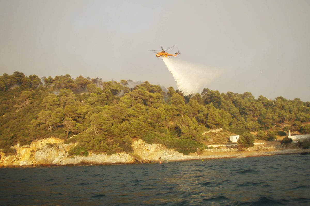 Φωτιά στη Σκύρο: Σηκώθηκαν 4 αεροσκάφη και ένα ελικόπτερο