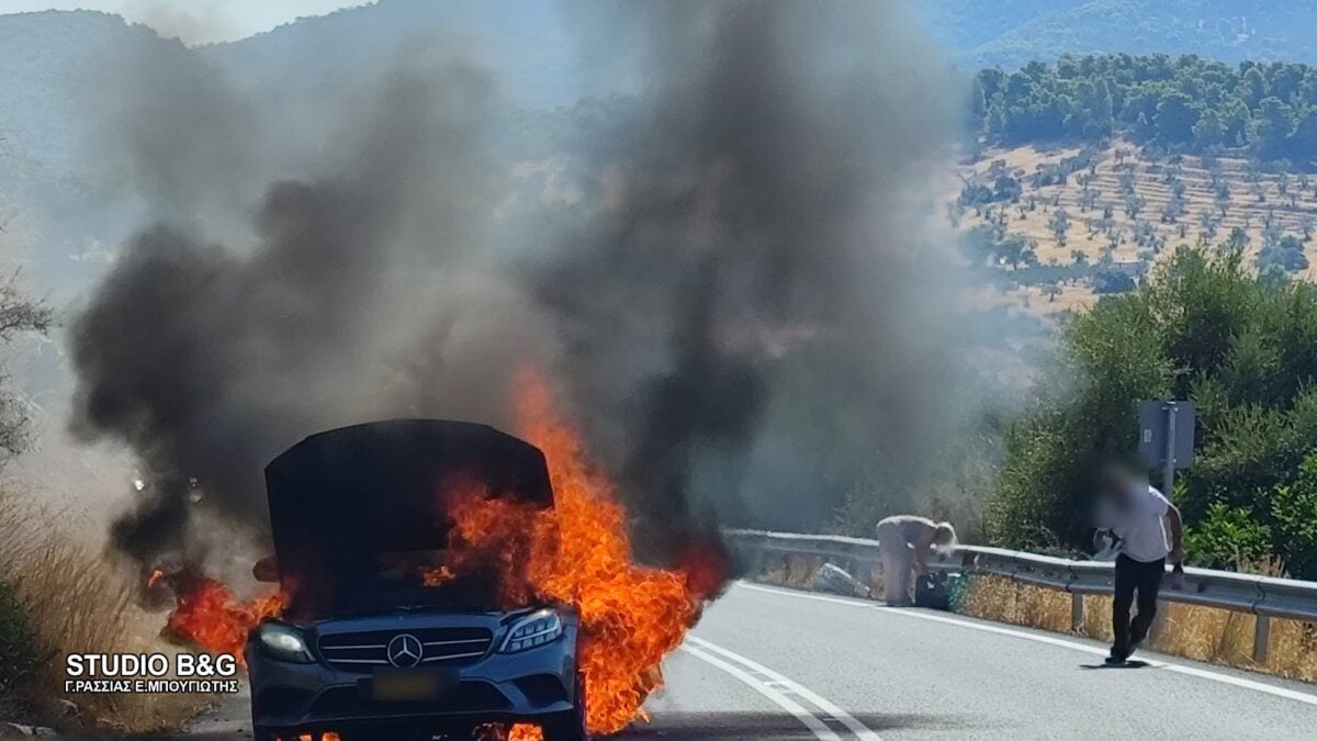Αργολίδα: Ταξί τυλίχτηκε στις φλόγες στη μέση του δρόμου – Δείτε βίντεο και εικόνες 2 Αργολίδα: Ταξί τυλίχτηκε στις φλόγες στη μέση του δρόμου – Δείτε βίντεο και εικόνες