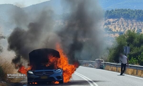 Αργολίδα: Ταξί τυλίχτηκε στις φλόγες στη μέση του δρόμου – Δείτε βίντεο και εικόνες