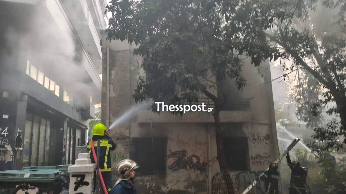 Θεσσαλονίκη: Φωτιά σε εγκαταλελειμμένο κτίριο στο κέντρο της πόλης 1 Θεσσαλονίκη: Φωτιά σε εγκαταλελειμμένο κτίριο στο κέντρο της πόλης