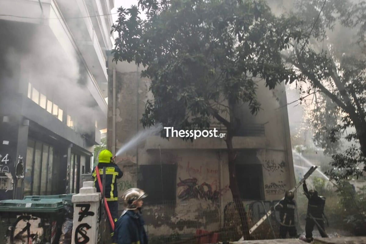 Θεσσαλονίκη: Φωτιά σε εγκαταλελειμμένο κτίριο στο κέντρο της πόλης