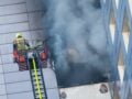 Βερολίνο: Πυροσβέστης σώζει γυναίκα που πήδηξε από μεγάλο ύψος από φλεγόμενο κτίριο – βίντεο