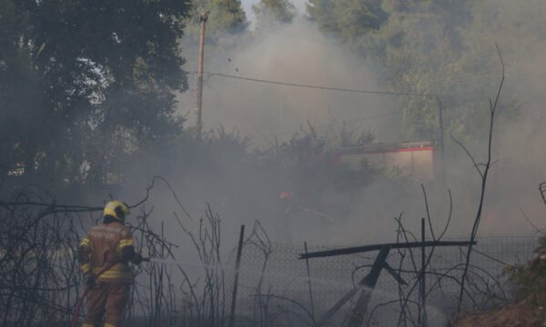 Φωτιά στη Χαλκιδική: Δύο άνδρες συνελήφθησαν και ακόμη ένας ταυτοποιήθηκε για επίθεση στο συνεργείο του MEGA