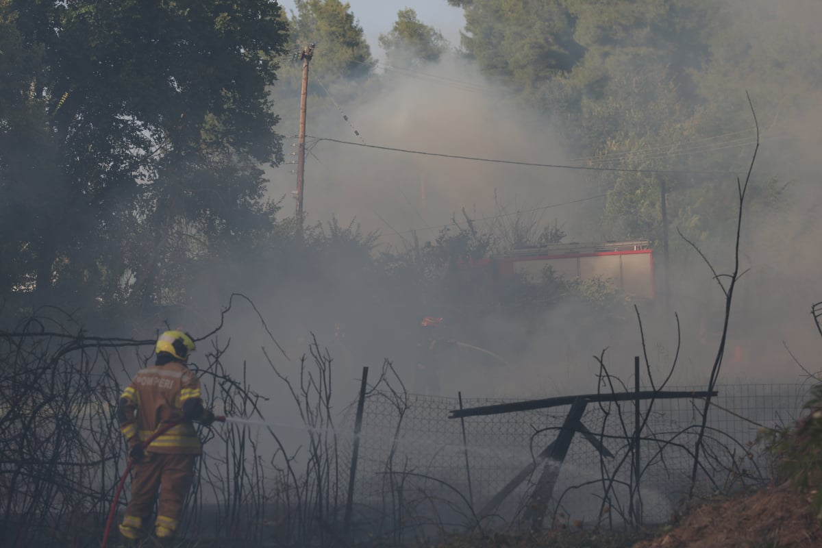 Φωτιά στη Χαλκιδική: Δύο άνδρες συνελήφθησαν και ακόμη ένας ταυτοποιήθηκε για επίθεση στο συνεργείο του MEGA