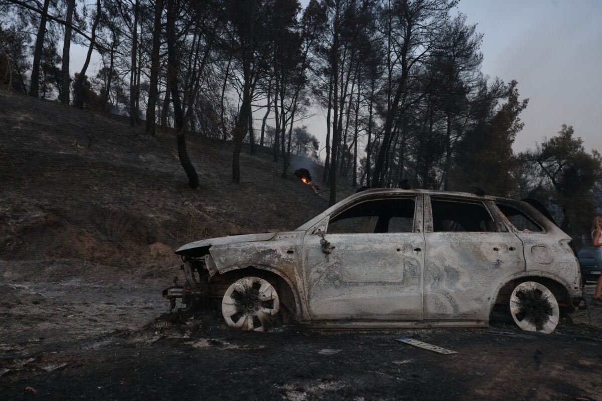 Φωτιά στη Χαλκιδική: 3.500 στρέμματα η καμένη έκταση στη Σιβήρη – Ζημιές σε σπίτια και αυτοκίνητα, φόβοι για νέες αναζωπυρώσεις