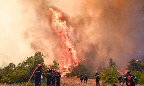 Φωτιά σε Βίλια και Μέγαρα, πτώση δύο ελικοπτέρων στην Ψάθα: Μάχη με τις φλόγες στα πύρινα μέτωπα