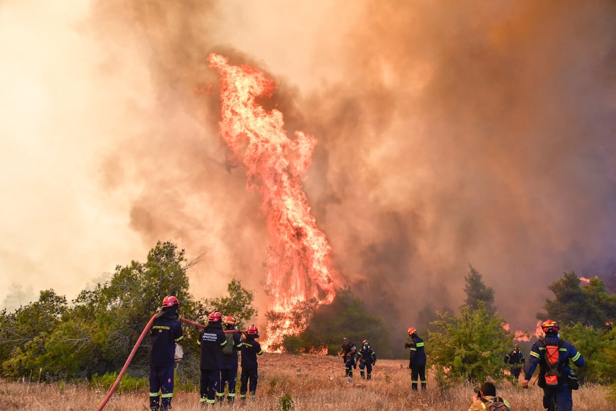 Φωτιά σε Βίλια και Μέγαρα, πτώση δύο ελικοπτέρων στην Ψάθα: Μάχη με τις φλόγες στα πύρινα μέτωπα