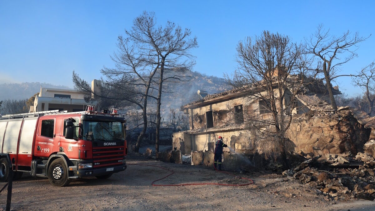 Φωτιά στη Σαλαμίνα: Ολονύχτια μάχη με τις αναζωπυρώσεις, σοβαρά 3 από τους τραυματίες, πολλά καμένα σπίτια 1 Φωτιά στη Σαλαμίνα: Ολονύχτια μάχη με τις αναζωπυρώσεις, σοβαρά 3 από τους τραυματίες, πολλά καμένα σπίτια