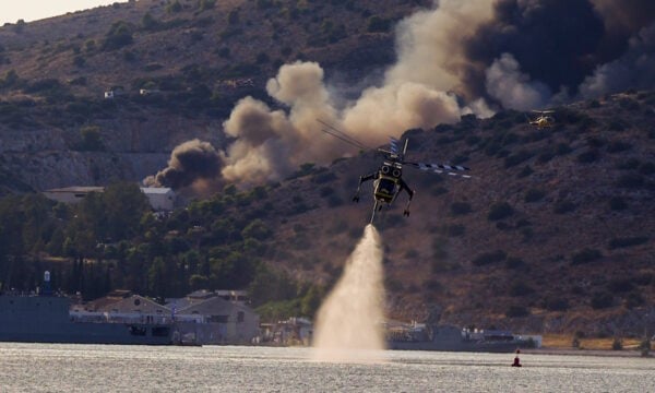 Φωτιά στη Βοιωτία: Βελτιωμένη εικόνα, επιχειρούν 2 ελικόπτερα για την πλήρη κατάσβεση – Μαίνεται η πυρκαγιά στη Σαλαμίνα